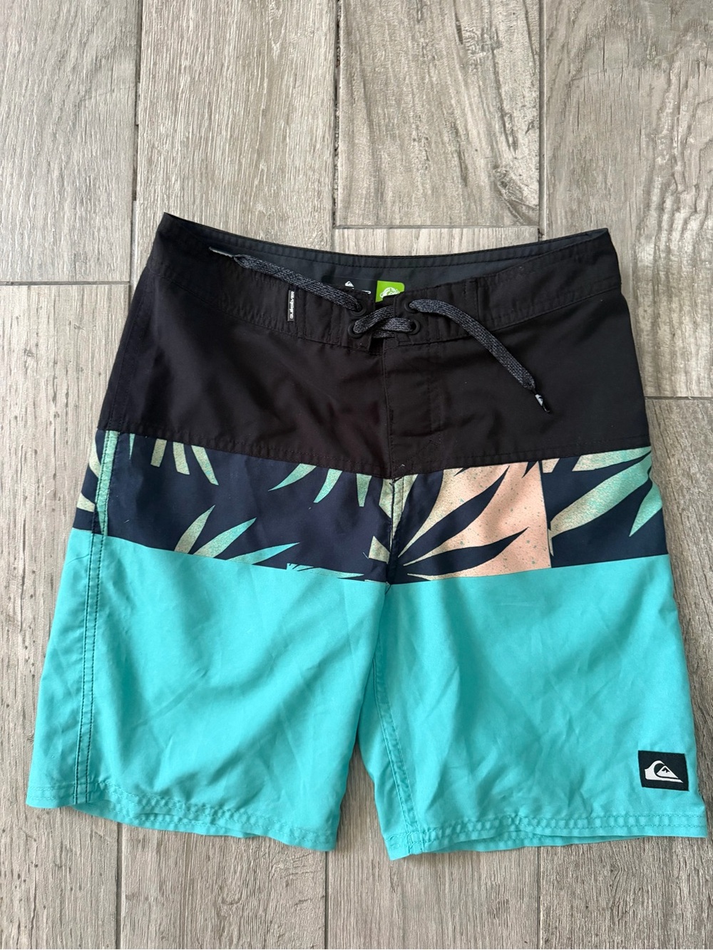 Quiksilver boys Young Mens Teal and Black Boardshorts Swimsuit Baggies 26 or 12